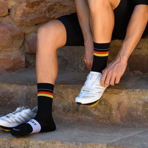 NORTEI Calcetines Ciclismo Altos Deportivos Hombre y Mujer - Calcetines  Running Triatlón Senderismo Gym Crossfit - Acolchados, Transpirables, Sin  Costuras, Compresivos y Ligeros (S-M): : Moda