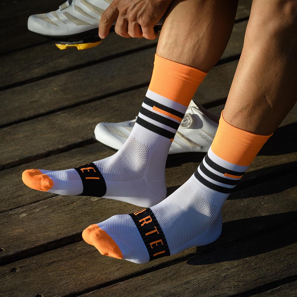 NORTEI Calcetines Blancos para Ciclismo, MTB y Running de Caña Alta para  Hombre y Mujer – Absolute White (L-XL (43-46)) : : Otros Productos